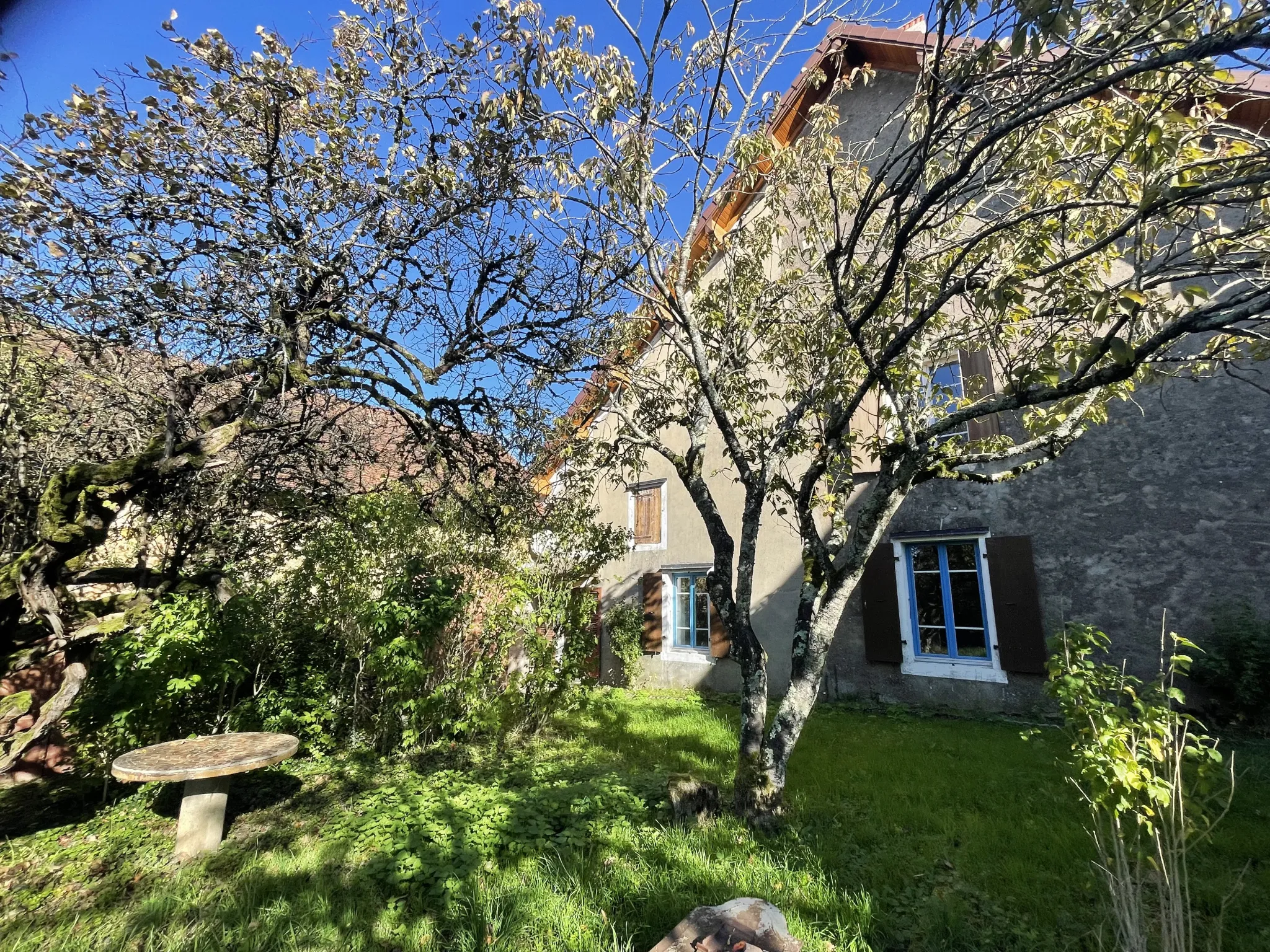 Maison de village à rénover avec dépendances à Mantry 