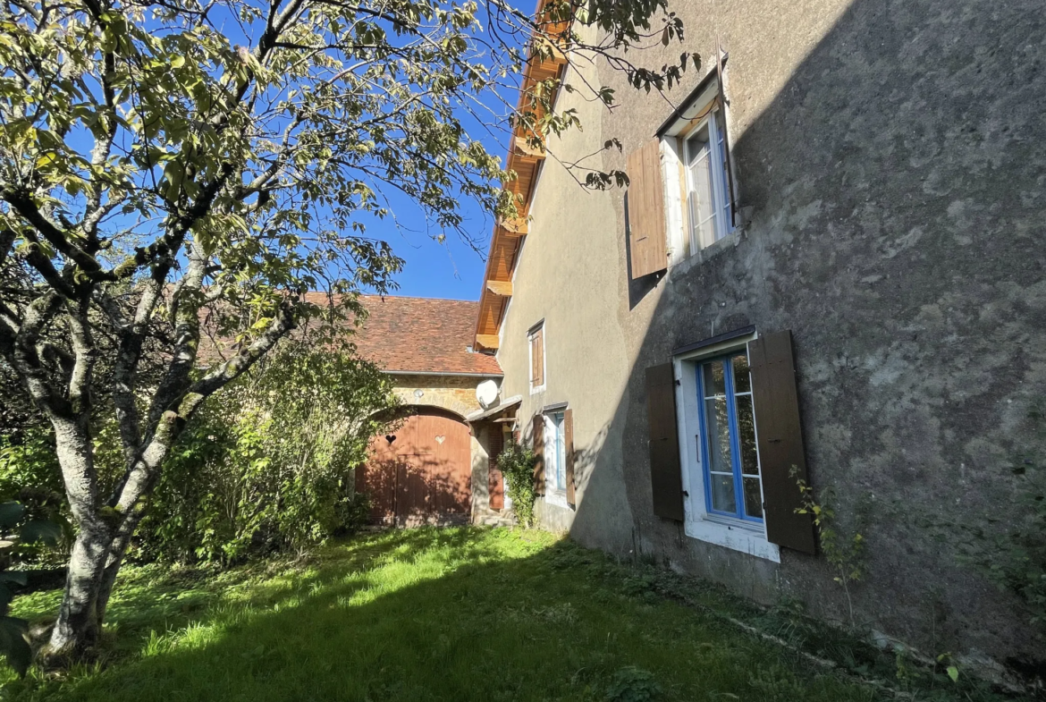 Maison de village à rénover avec dépendances à Mantry 