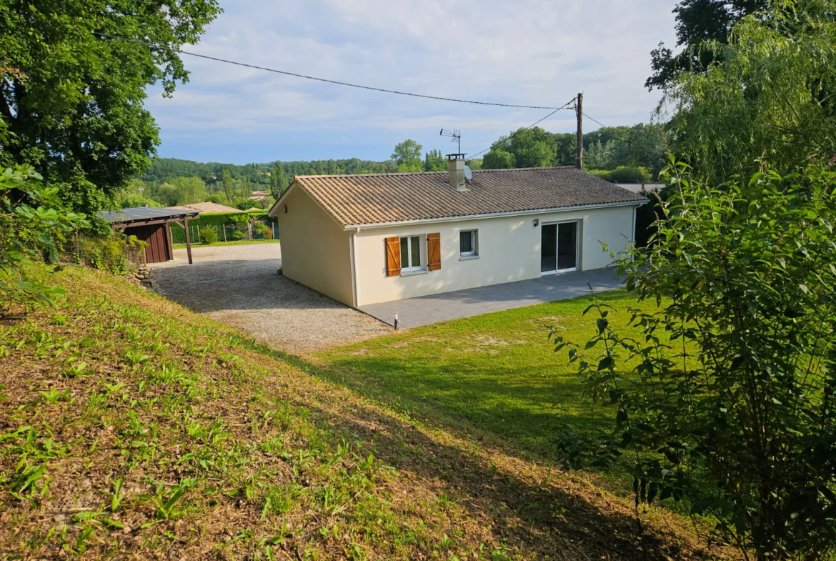 Maison Traditionnelle de 2010 à Targon avec Garage et Carport 