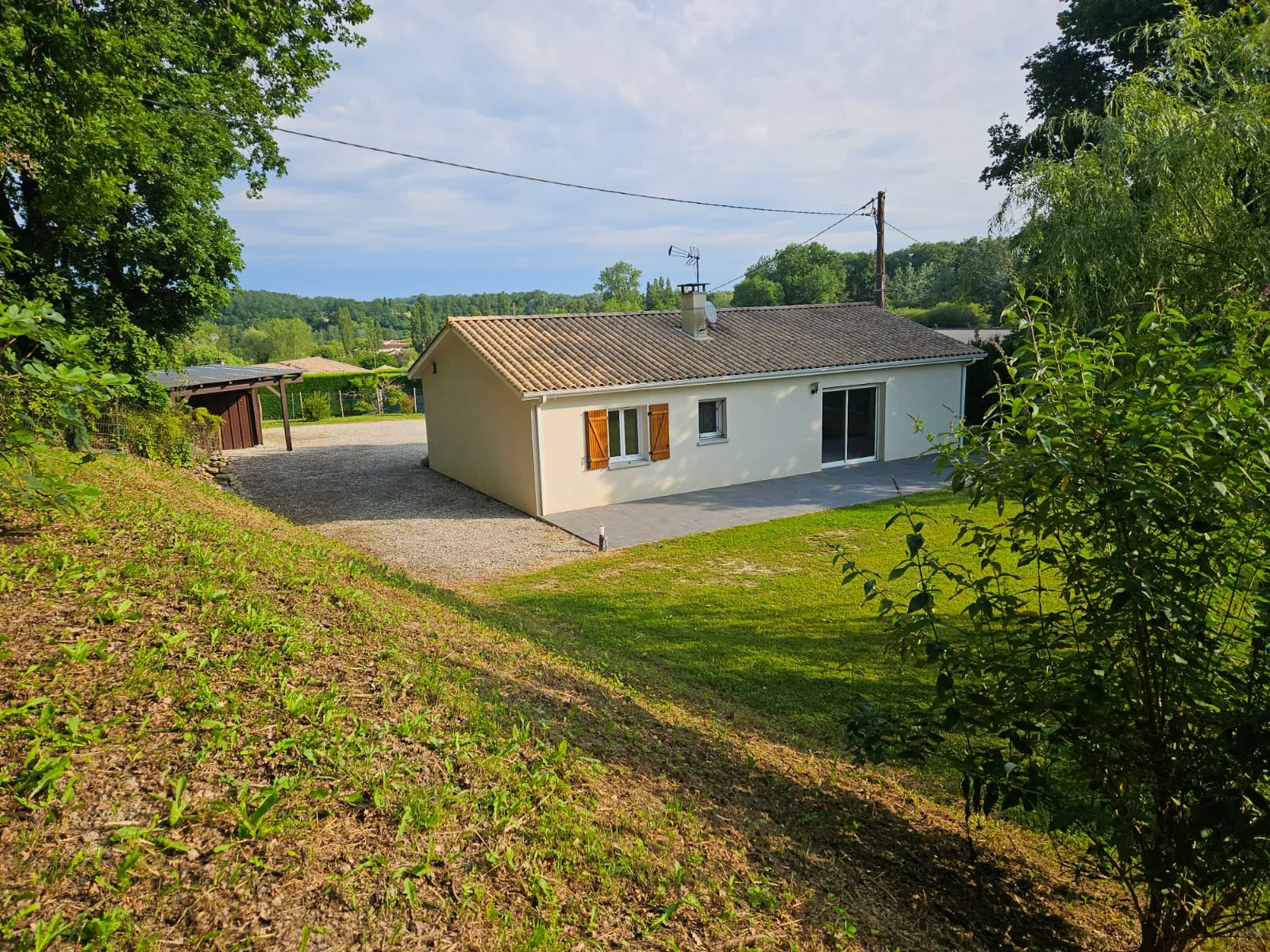 Maison Traditionnelle de 2010 à Targon avec Garage et Carport 