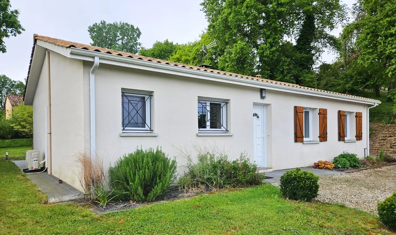 Maison Traditionnelle de 2010 à Targon avec Garage et Carport 