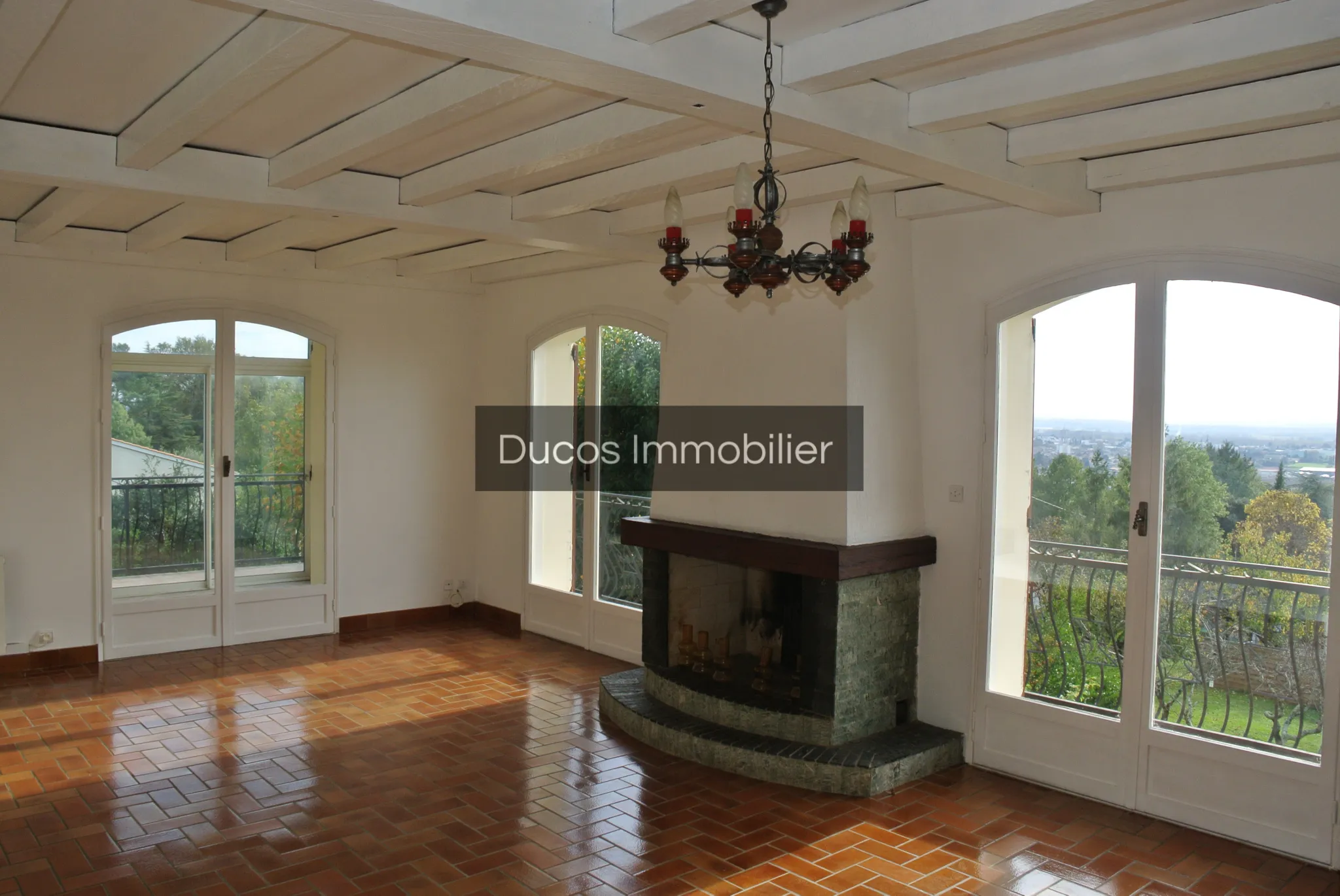 Maison sur deux niveaux avec piscine à Beaupuy 