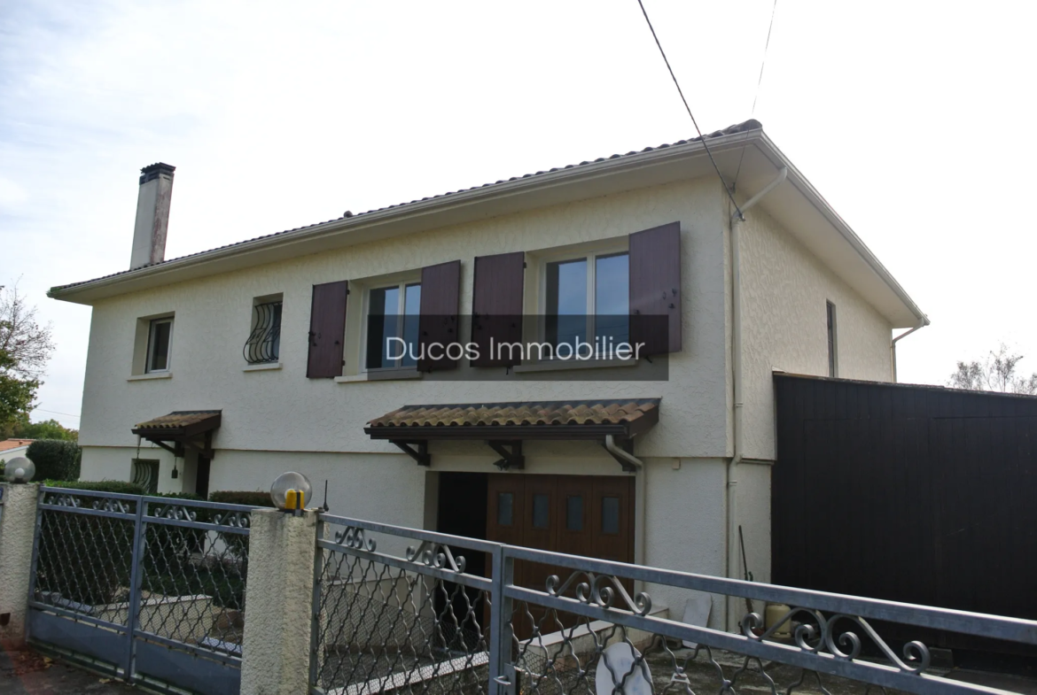 Maison sur deux niveaux avec piscine à Beaupuy 