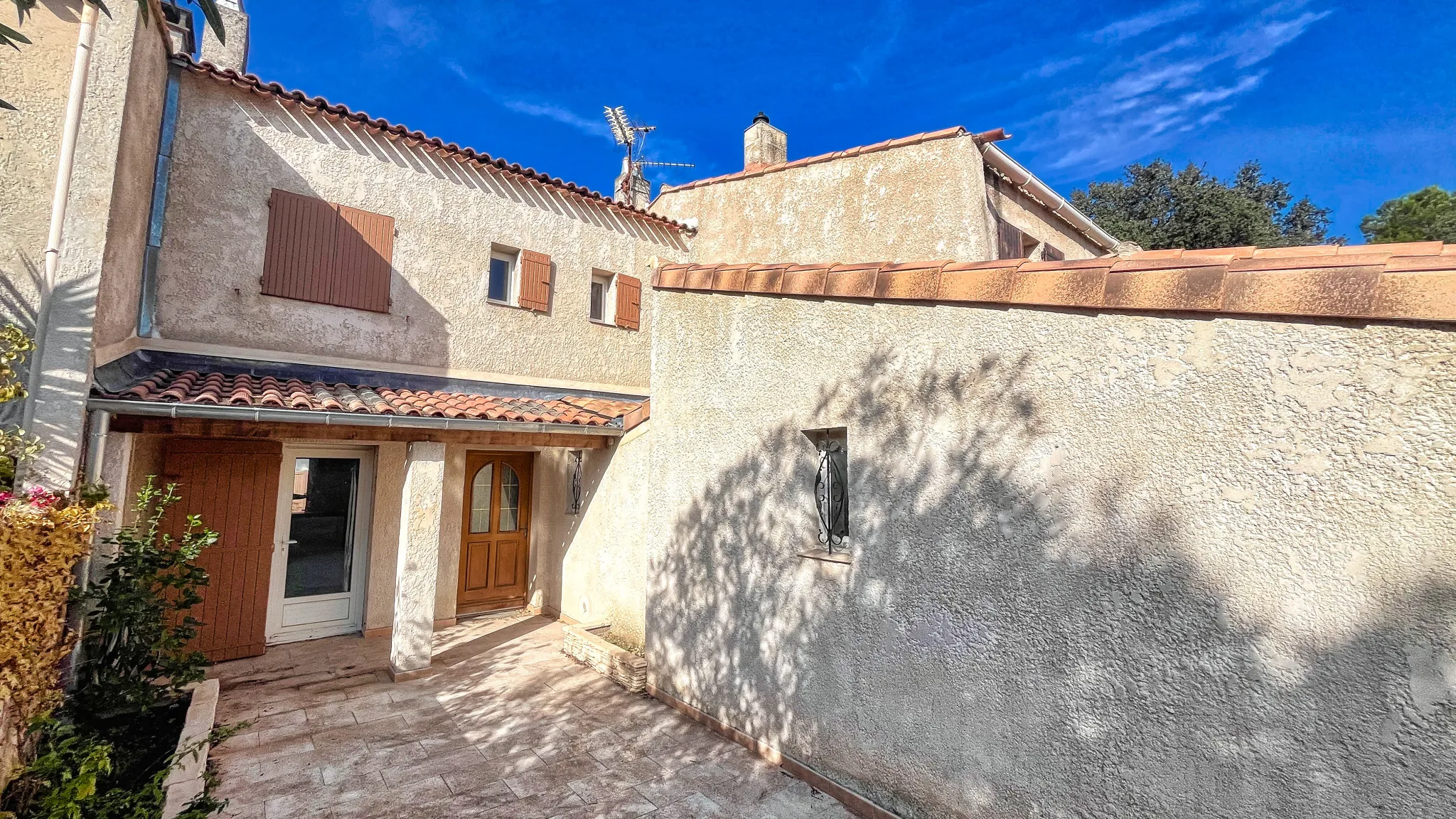 Maison F4 rénovée à Sorgues avec jardin et garage 