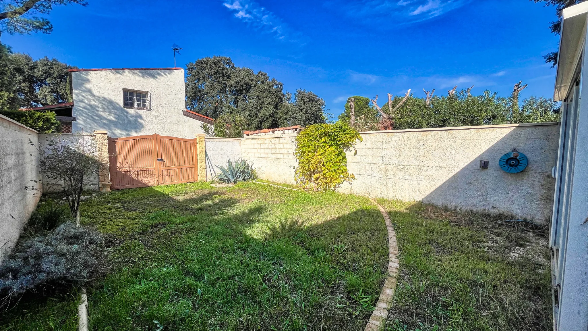 Maison F4 rénovée à Sorgues avec jardin et garage 