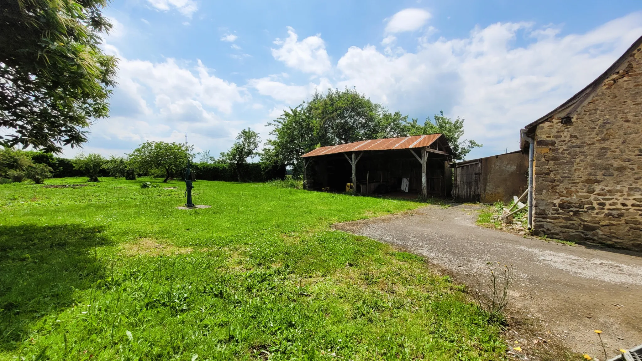 Maison à rénover en campagne de Moulins avec jardin et dépendances 