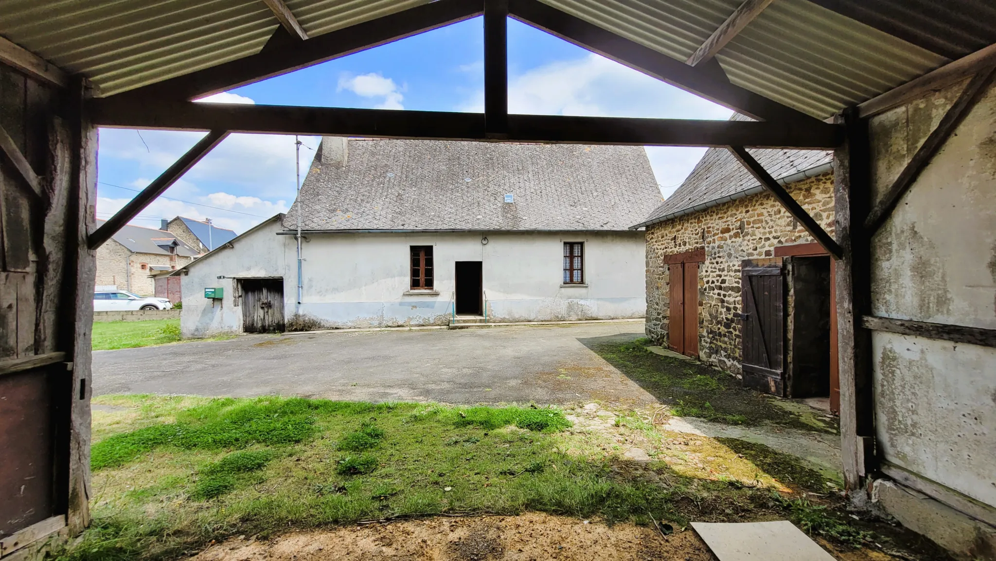 Maison à rénover en campagne de Moulins avec jardin et dépendances 