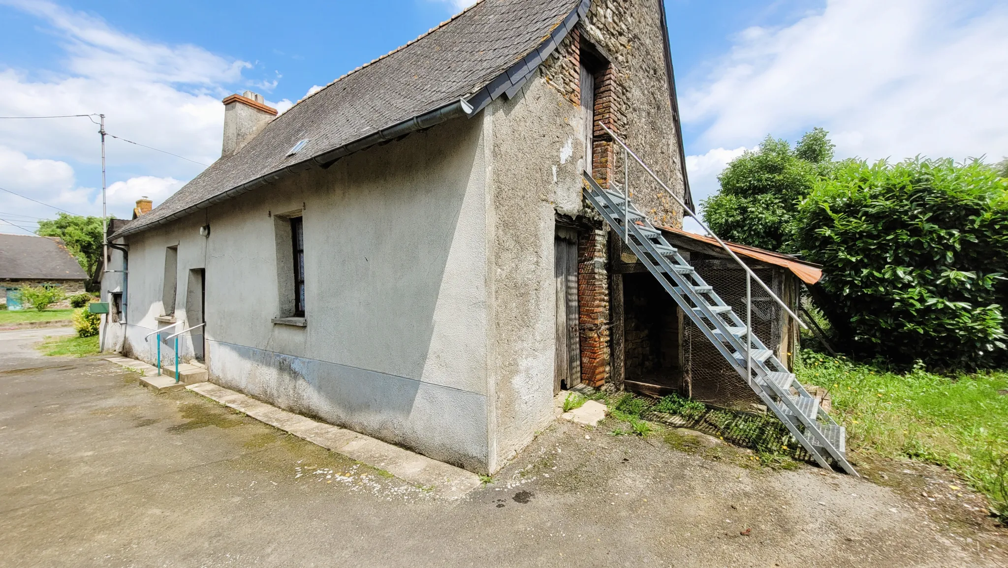 Maison à rénover en campagne de Moulins avec jardin et dépendances 