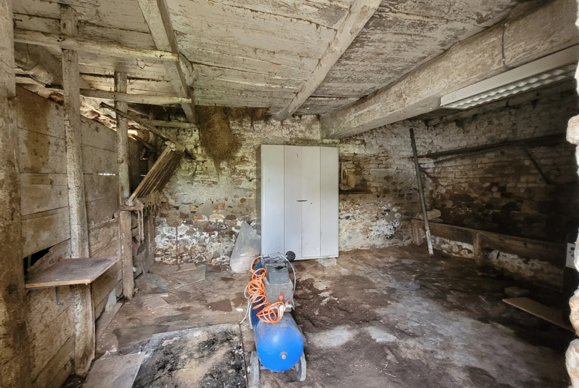 Maison à rénover en campagne de Moulins avec jardin et dépendances 