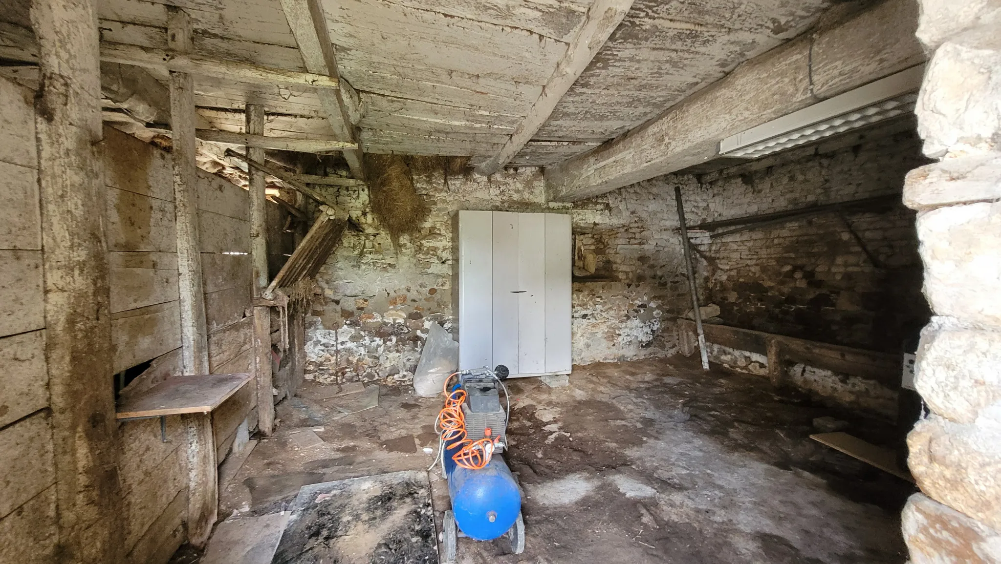 Maison à rénover en campagne de Moulins avec jardin et dépendances 