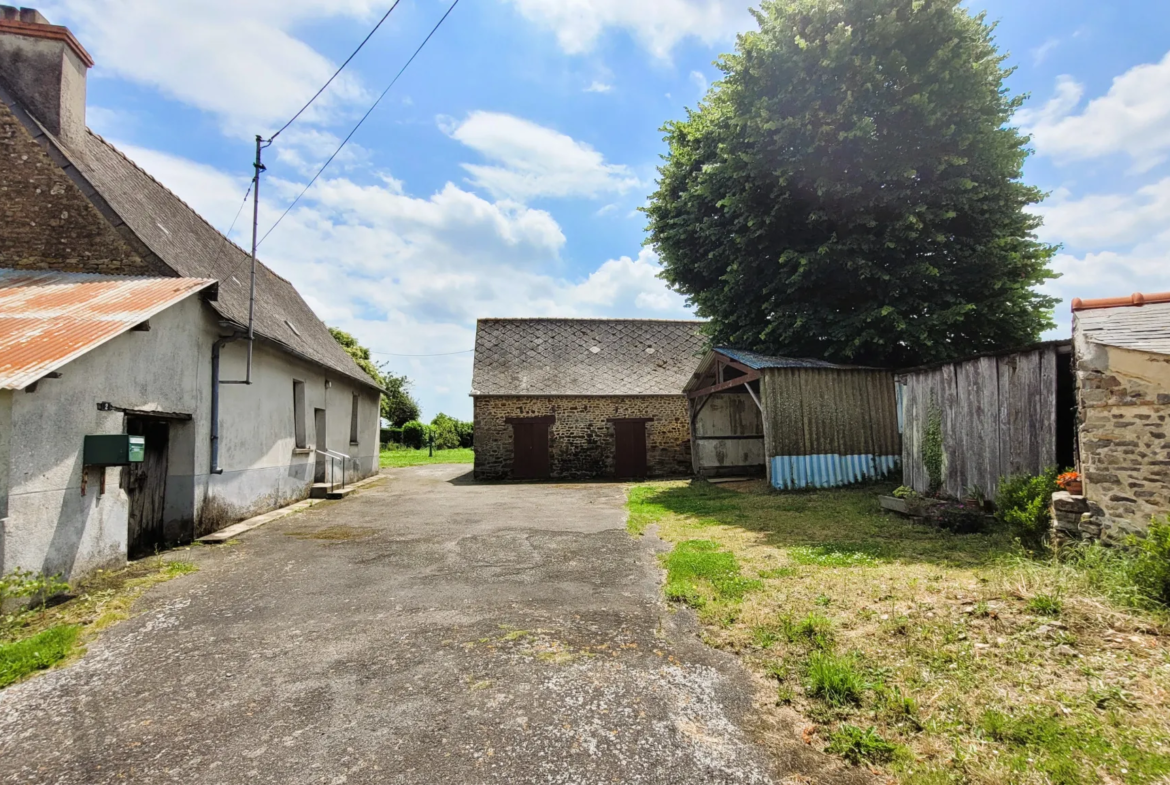 Maison à rénover en campagne de Moulins avec jardin et dépendances 