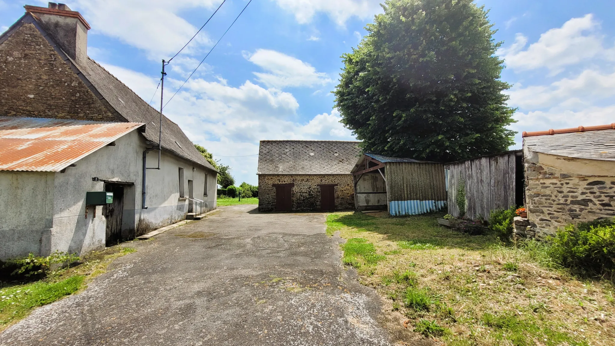 Maison à rénover en campagne de Moulins avec jardin et dépendances 