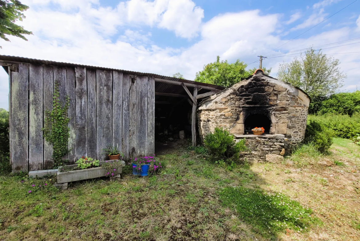 Maison à rénover en campagne de Moulins avec jardin et dépendances 