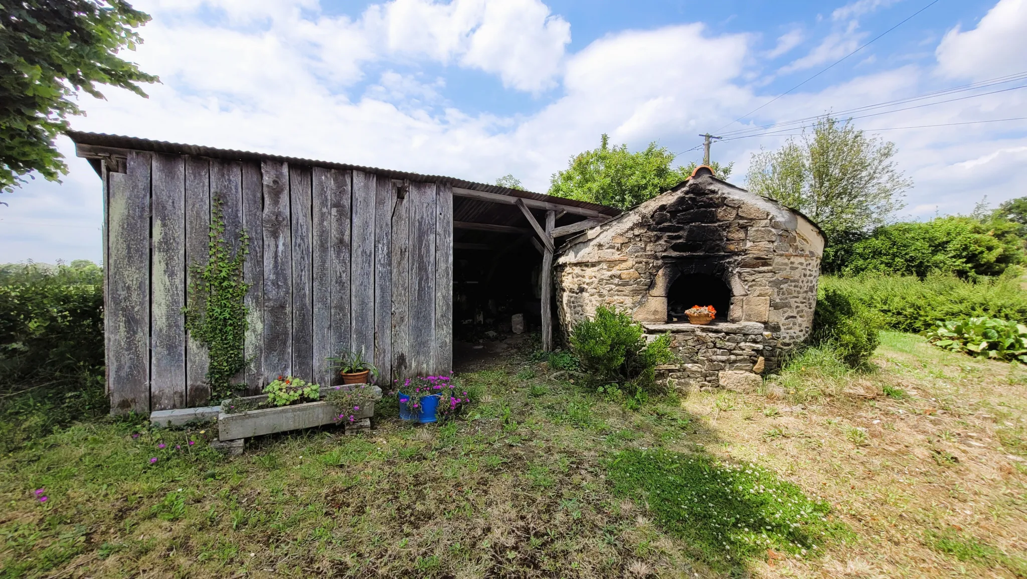 Maison à rénover en campagne de Moulins avec jardin et dépendances 