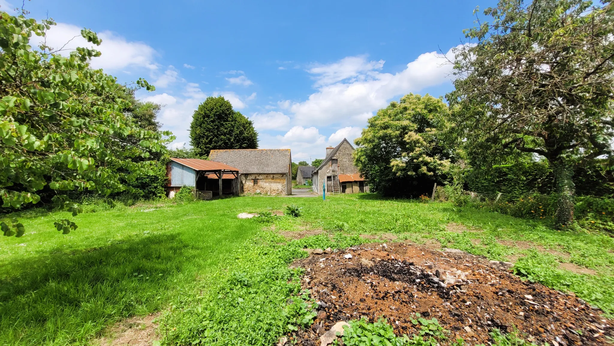 Maison à rénover en campagne de Moulins avec jardin et dépendances 