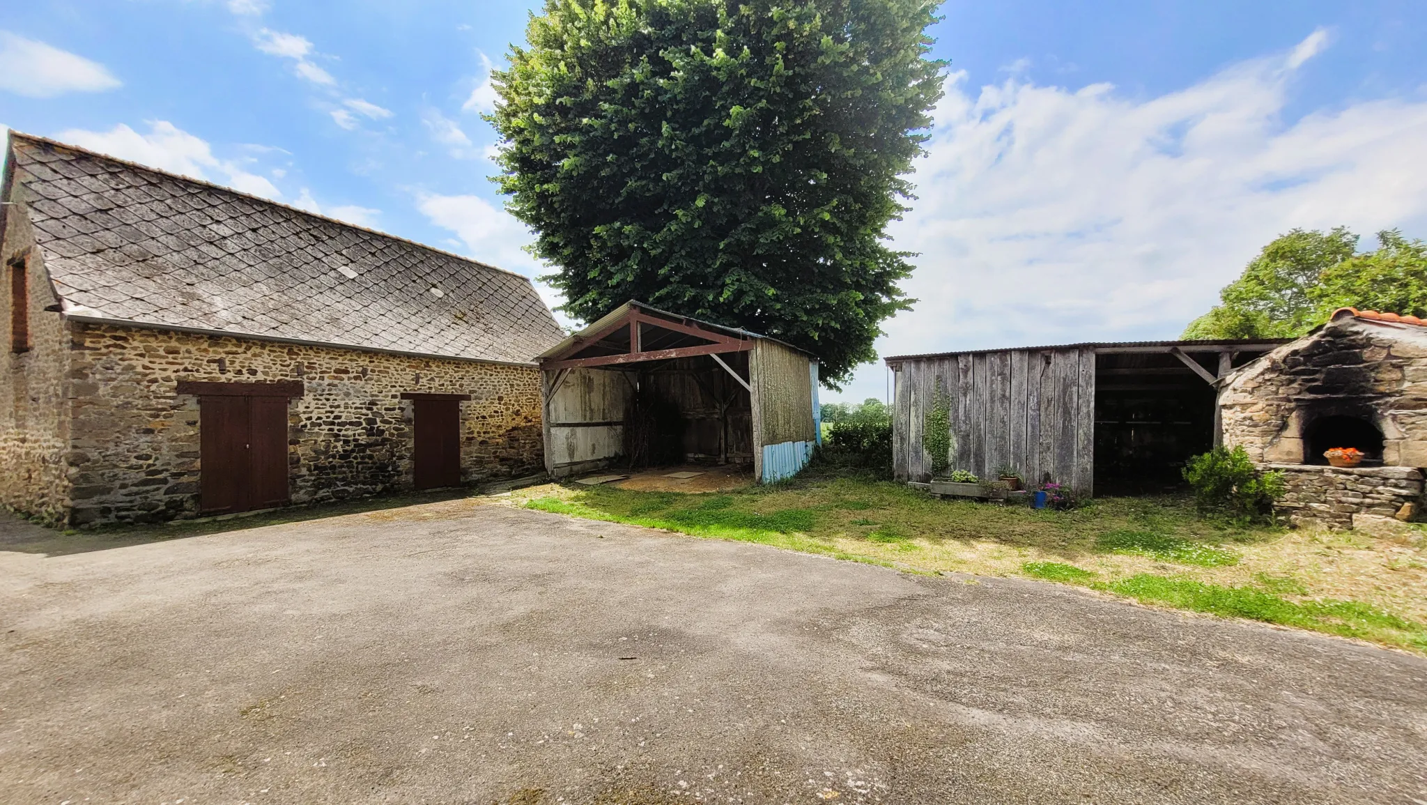 Maison à rénover en campagne de Moulins avec jardin et dépendances 