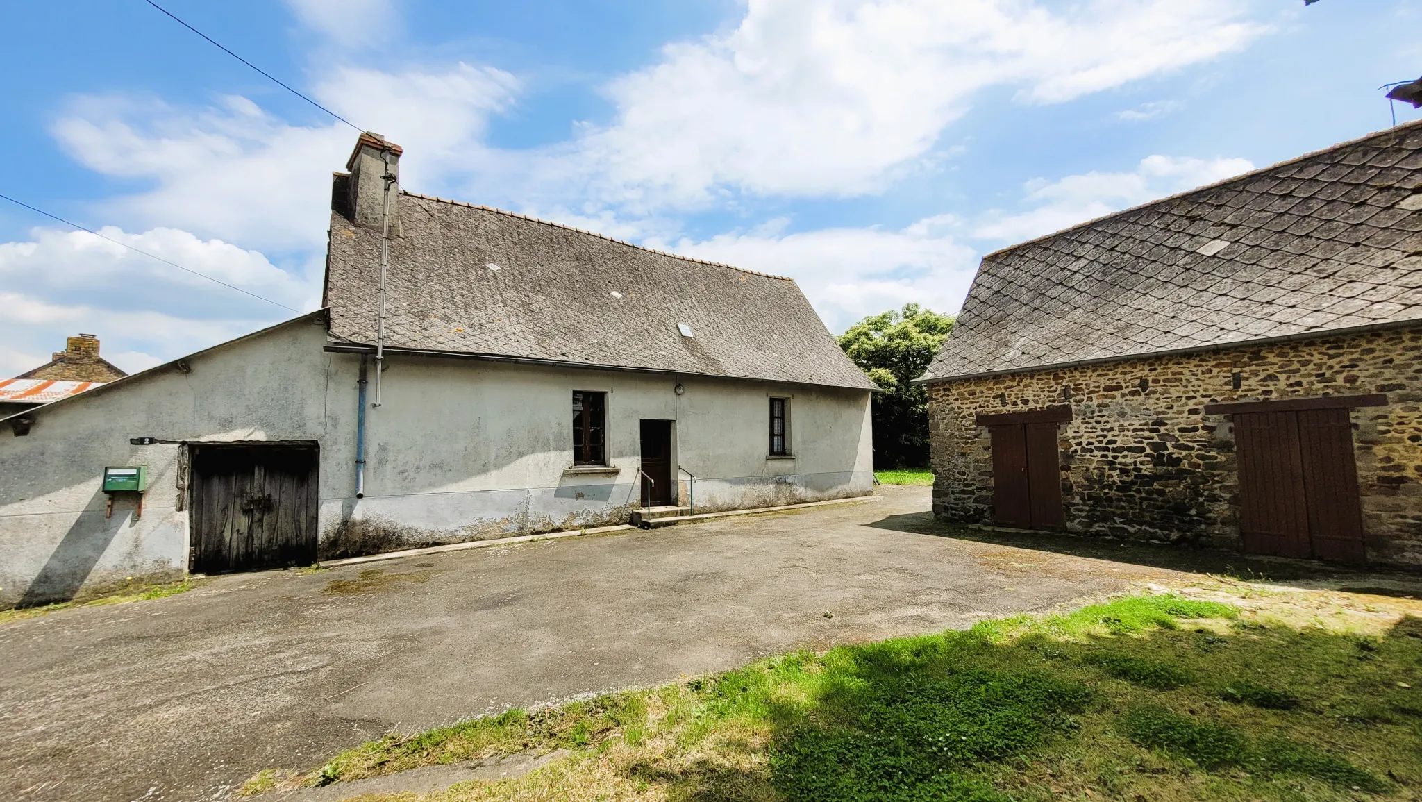 Maison à rénover en campagne de Moulins avec jardin et dépendances 