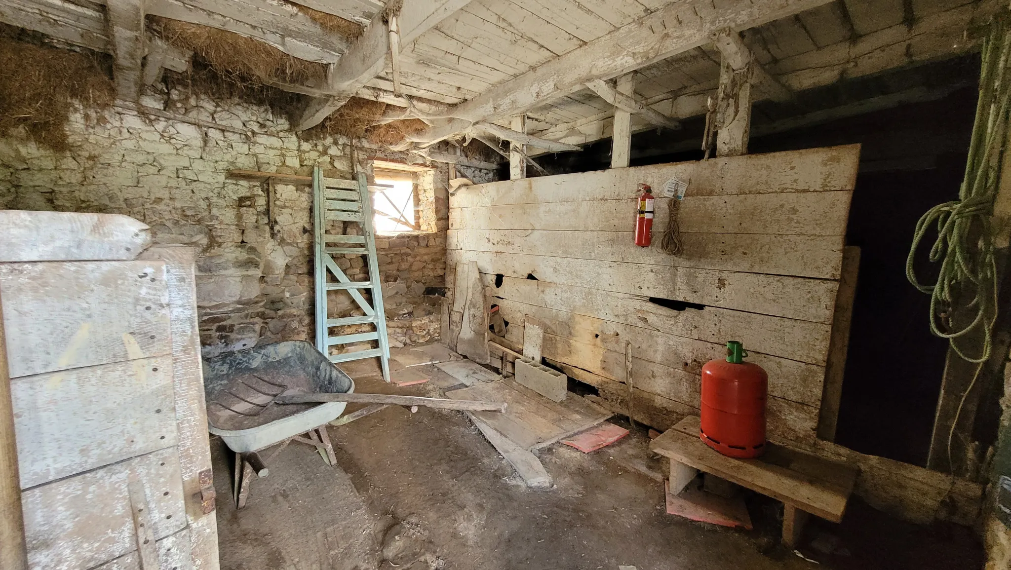 Maison à rénover en campagne de Moulins avec jardin et dépendances 