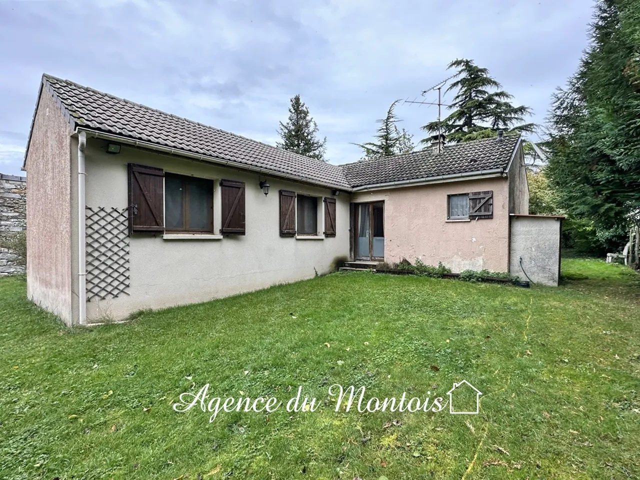 Maison en L à vendre à Sergines - 2 chambres 