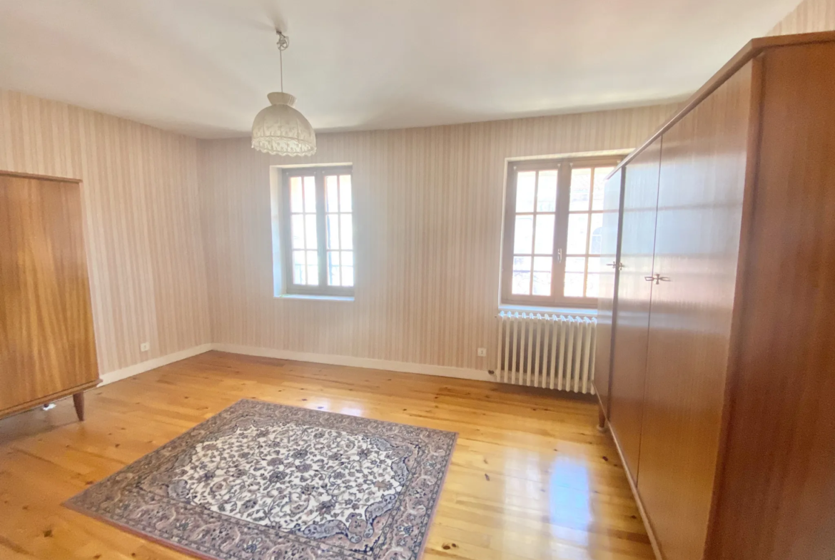 À vendre : Maison de village mitoyenne de 137 m² à Bourg-Argental 