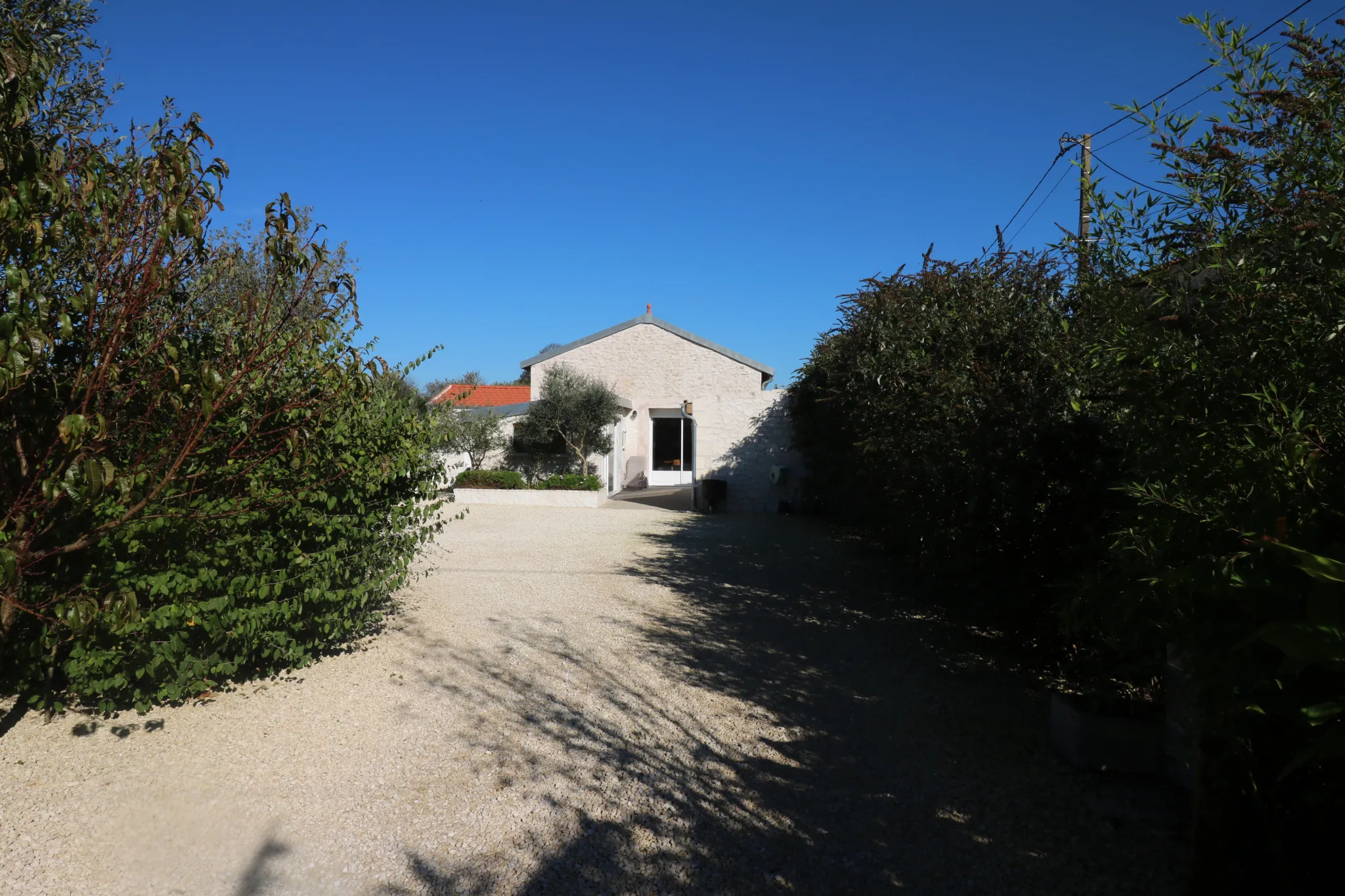 Charmante maison charentaise à vendre à Geay, rénovée et lumineuse 