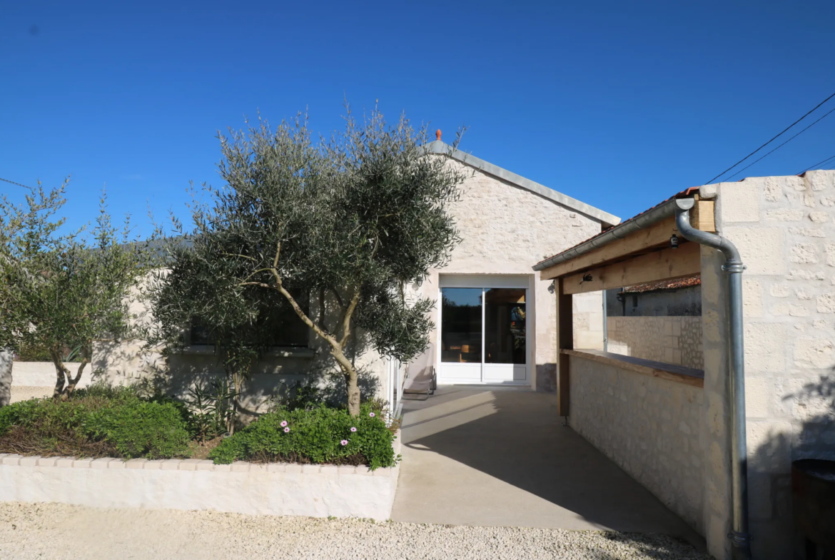 Charmante maison charentaise à vendre à Geay, rénovée et lumineuse 