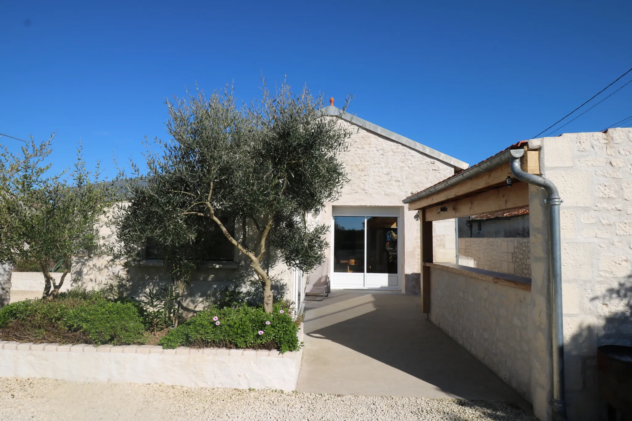 Charmante maison charentaise à vendre à Geay, rénovée et lumineuse 