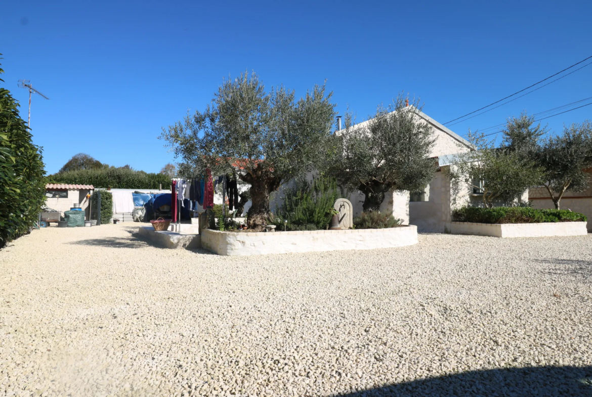 Charmante maison charentaise à vendre à Geay, rénovée et lumineuse 