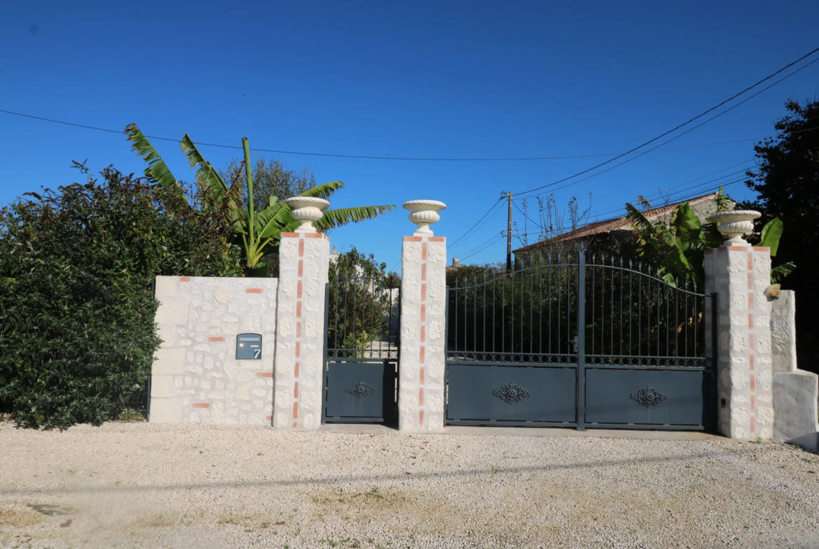 Charmante maison charentaise à vendre à Geay, rénovée et lumineuse 