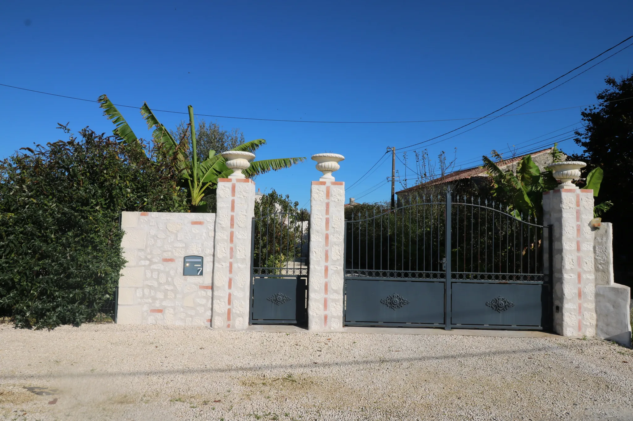 Charmante maison charentaise à vendre à Geay, rénovée et lumineuse 