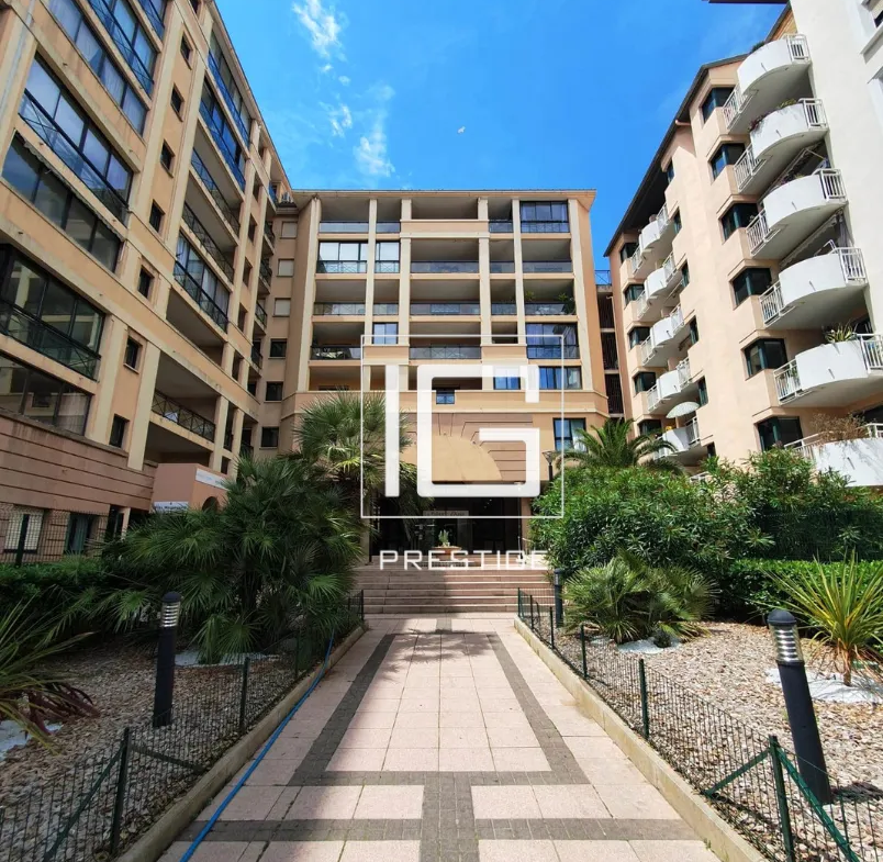 Charmant Appartement 2 Pièces à Cannes avec Piscine et Parking 