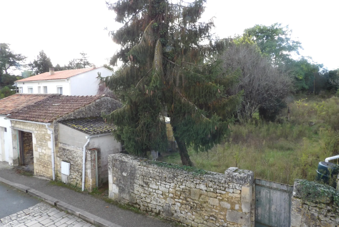 Maison authentique à rénover à Port d'Envaux avec jardin 