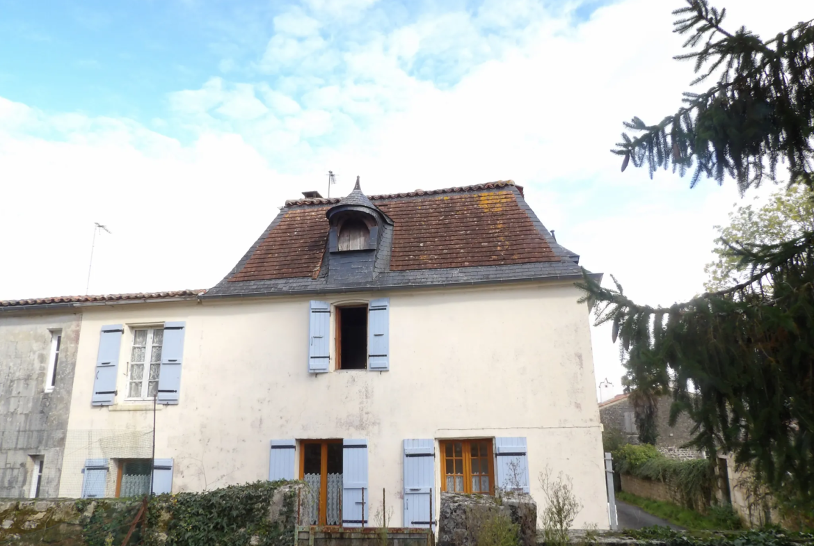 Maison authentique à rénover à Port d'Envaux avec jardin 