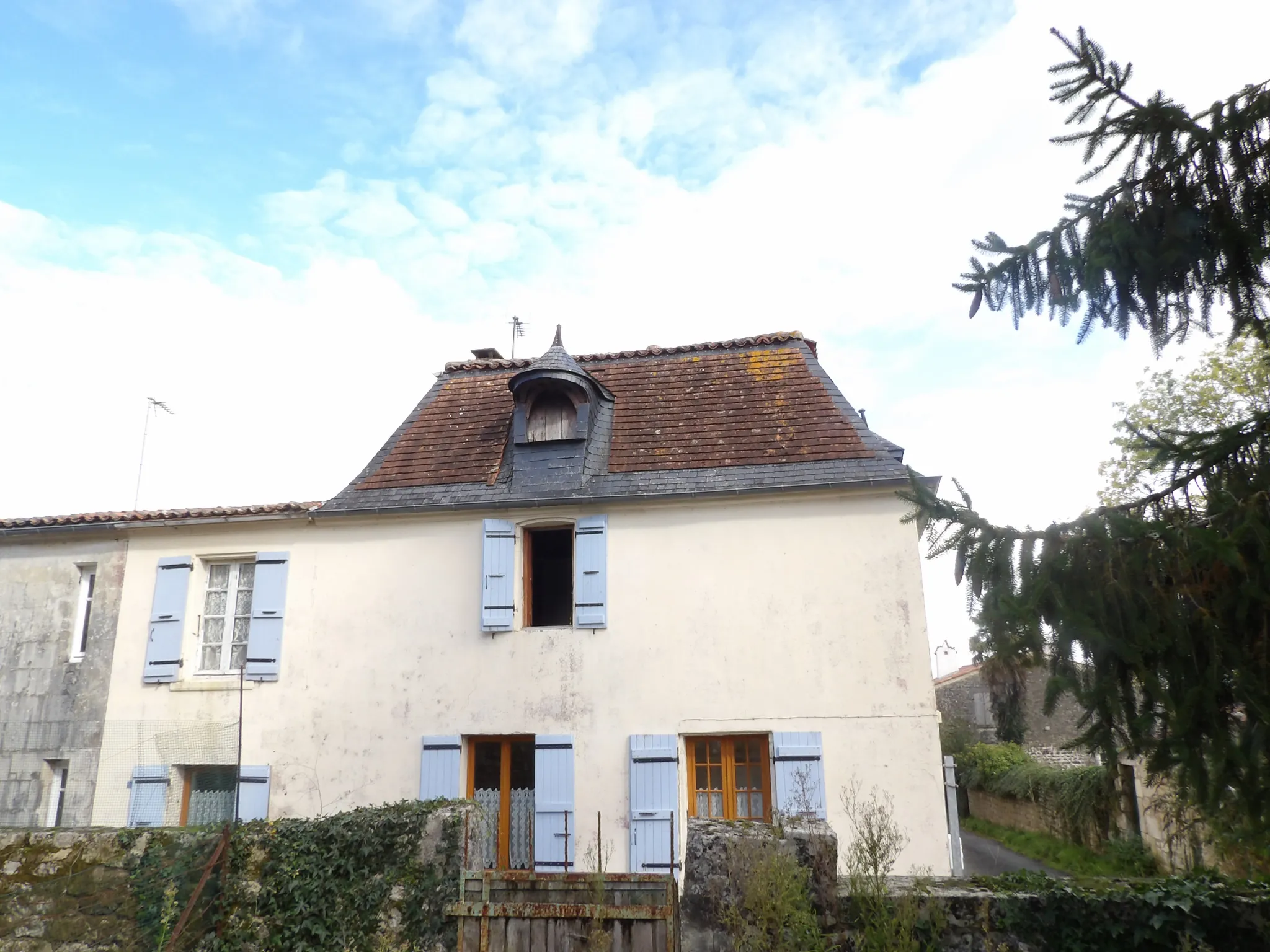 Maison authentique à rénover à Port d'Envaux avec jardin 