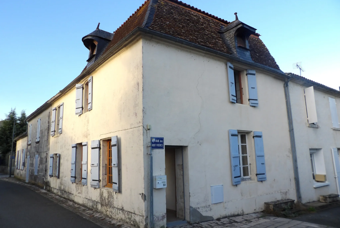 Maison authentique à rénover à Port d'Envaux avec jardin 