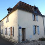 Maison authentique à rénover à Port d'Envaux avec jardin