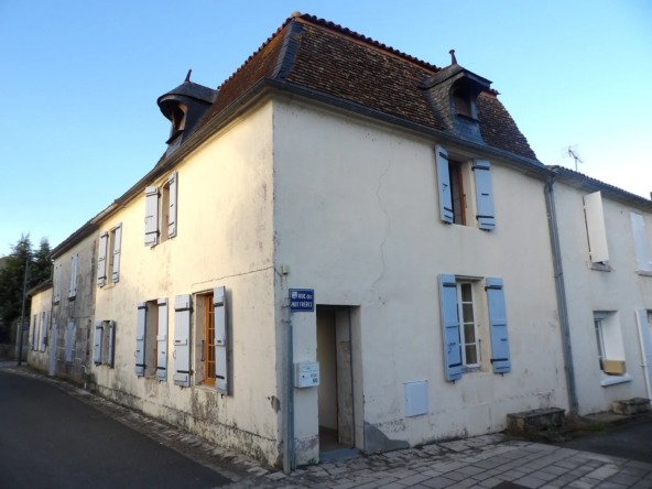 Maison authentique à rénover à Port d'Envaux avec jardin