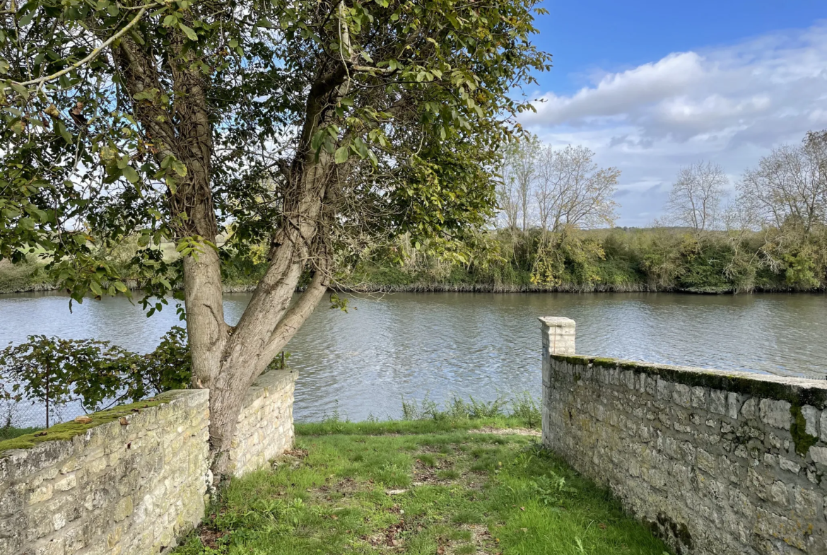 Maison authentique à rénover à Port d'Envaux avec jardin 