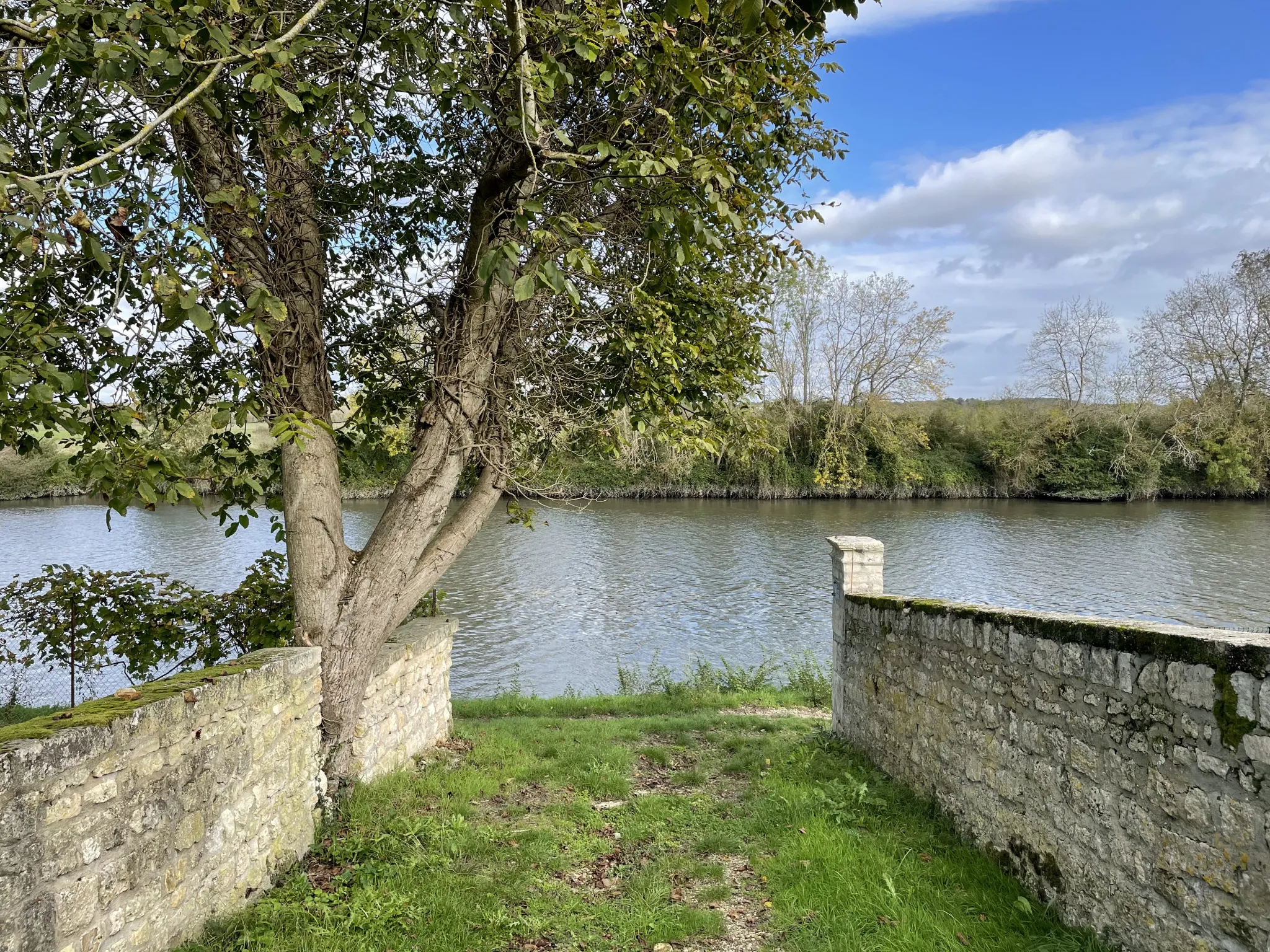 Maison authentique à rénover à Port d'Envaux avec jardin 