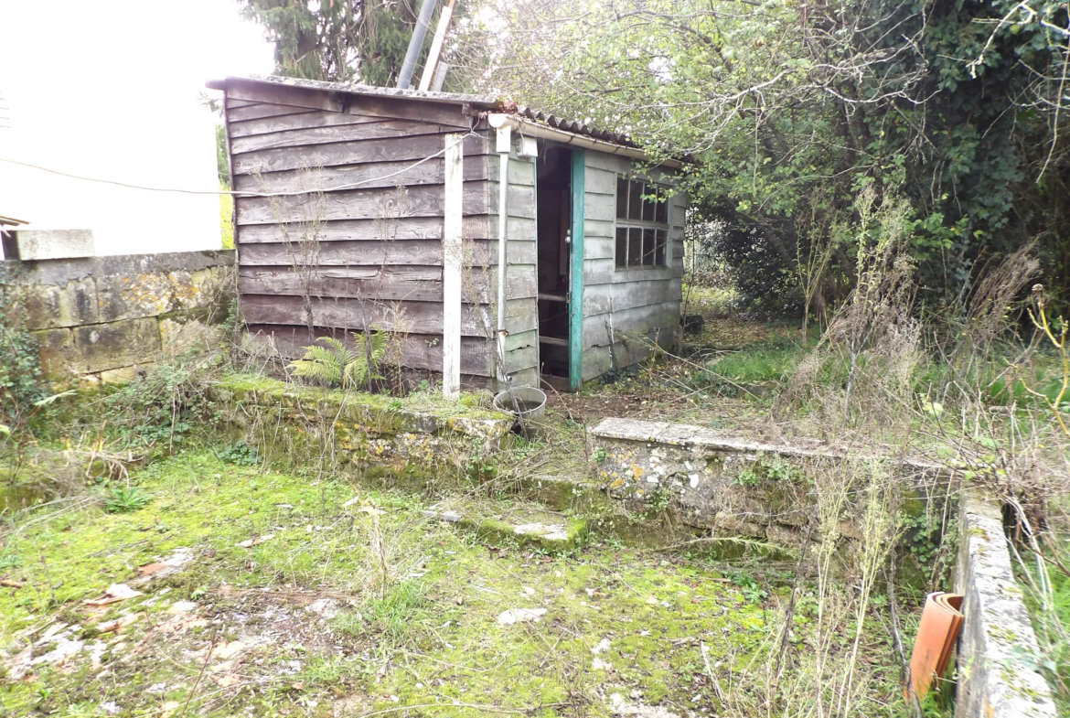 Maison authentique à rénover à Port d'Envaux avec jardin 