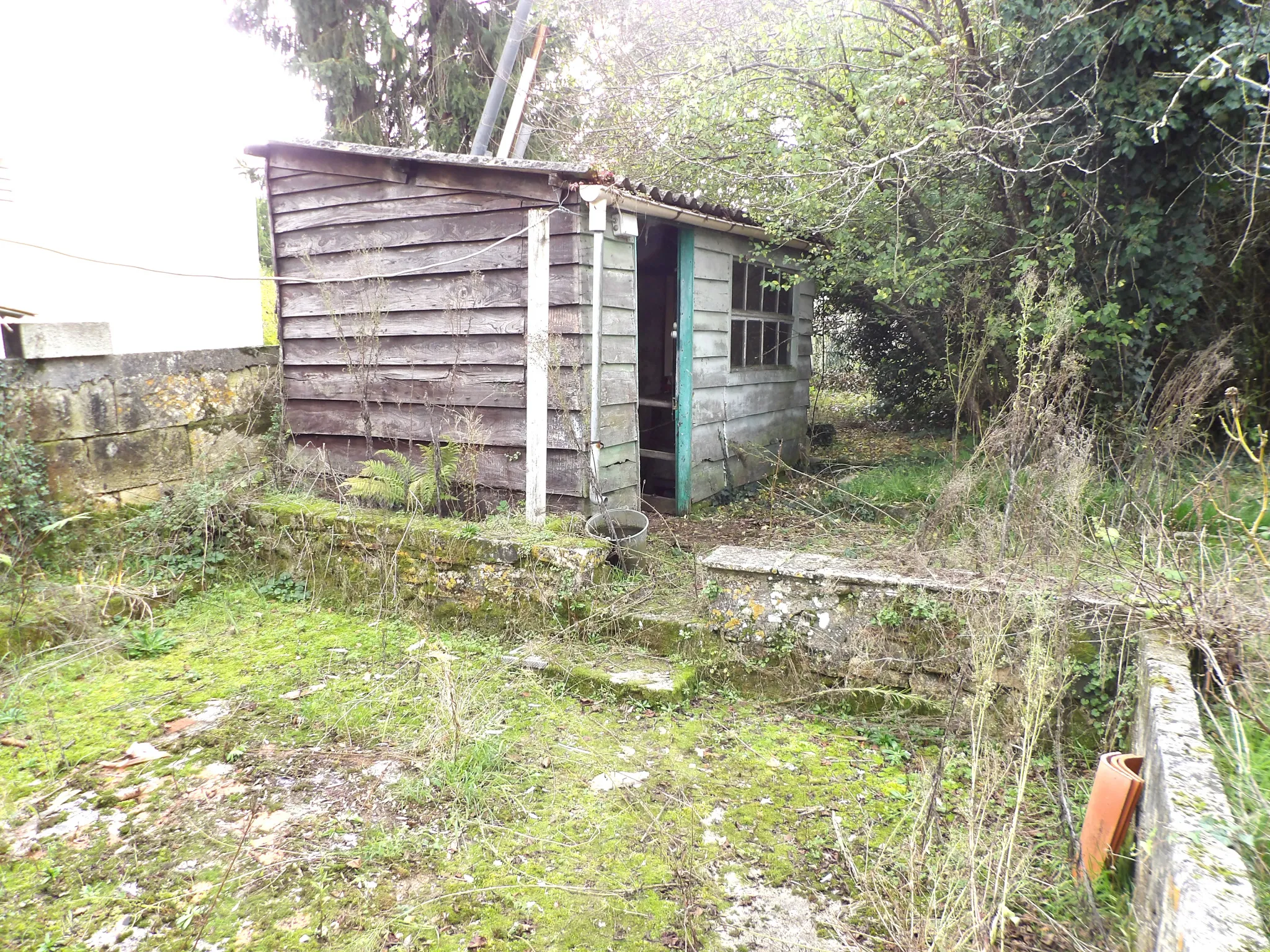 Maison authentique à rénover à Port d'Envaux avec jardin 