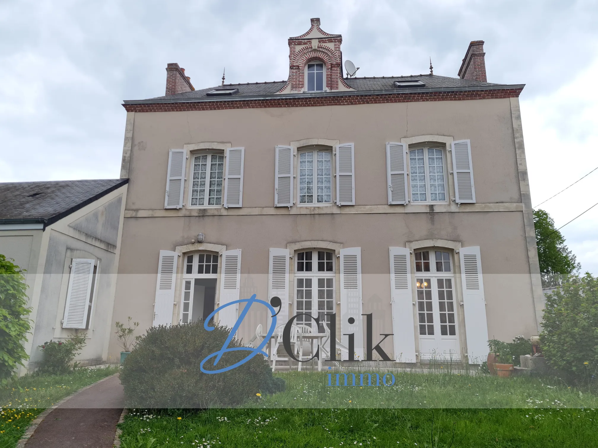 Maison de Maître à Changé avec 5 chambres et grand garage 