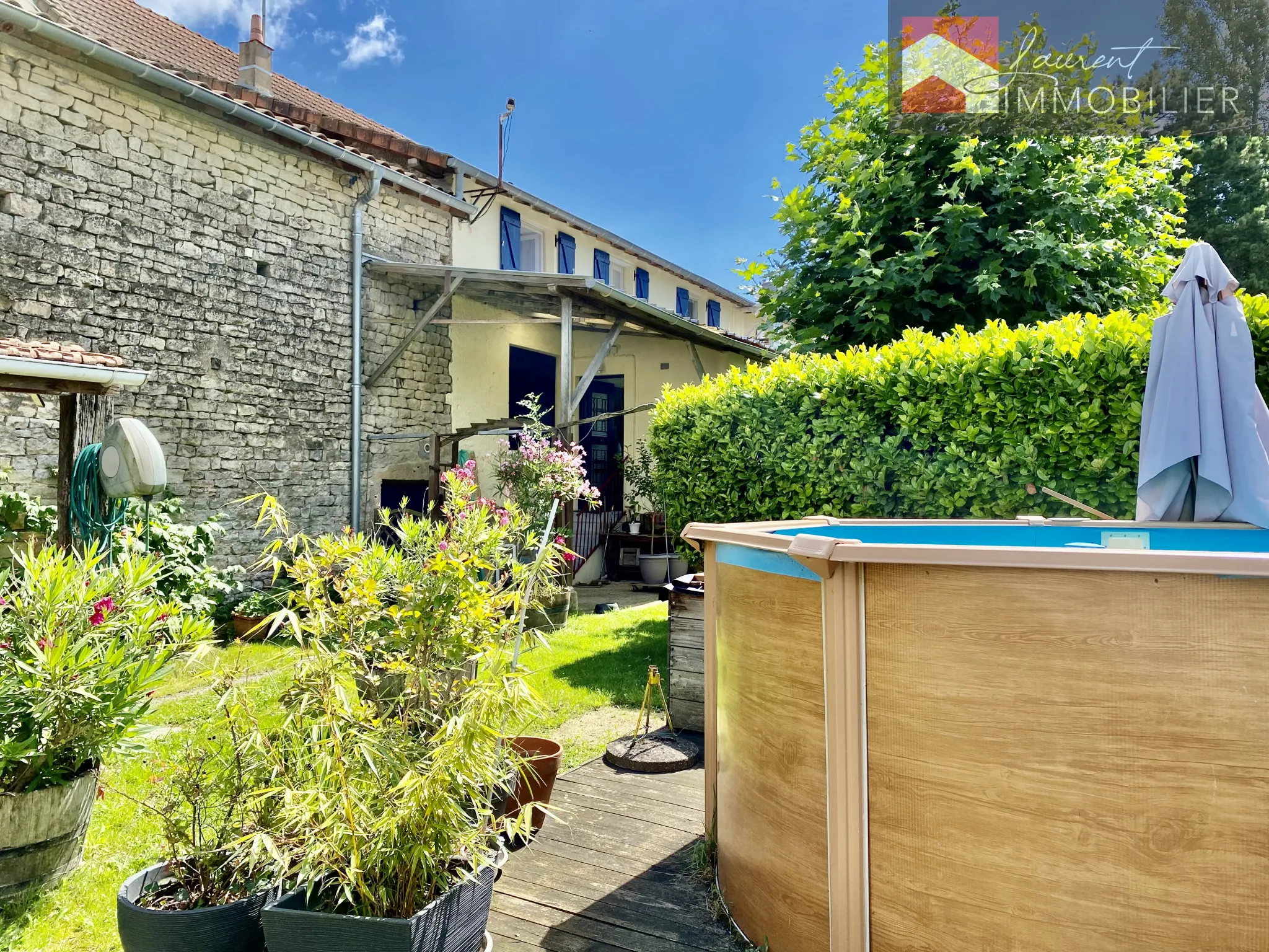 Immense maison à vendre à Uchizy : 6 chambres et beaucoup d'espace 