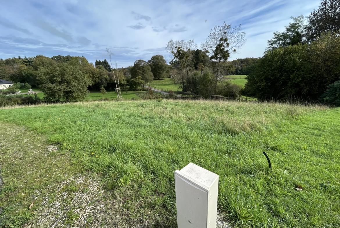 Terrain constructible à Lagraulière - 1017 m² 