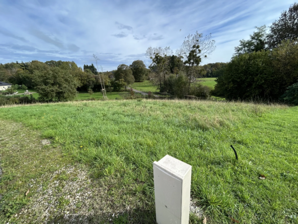 Terrain constructible à Lagraulière - 1017 m²