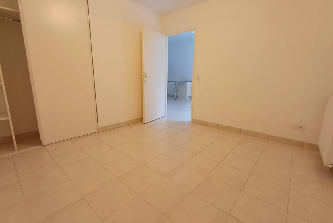 Appartement T2 à vendre à Épernon - 41,70 m² avec balcon et parking 