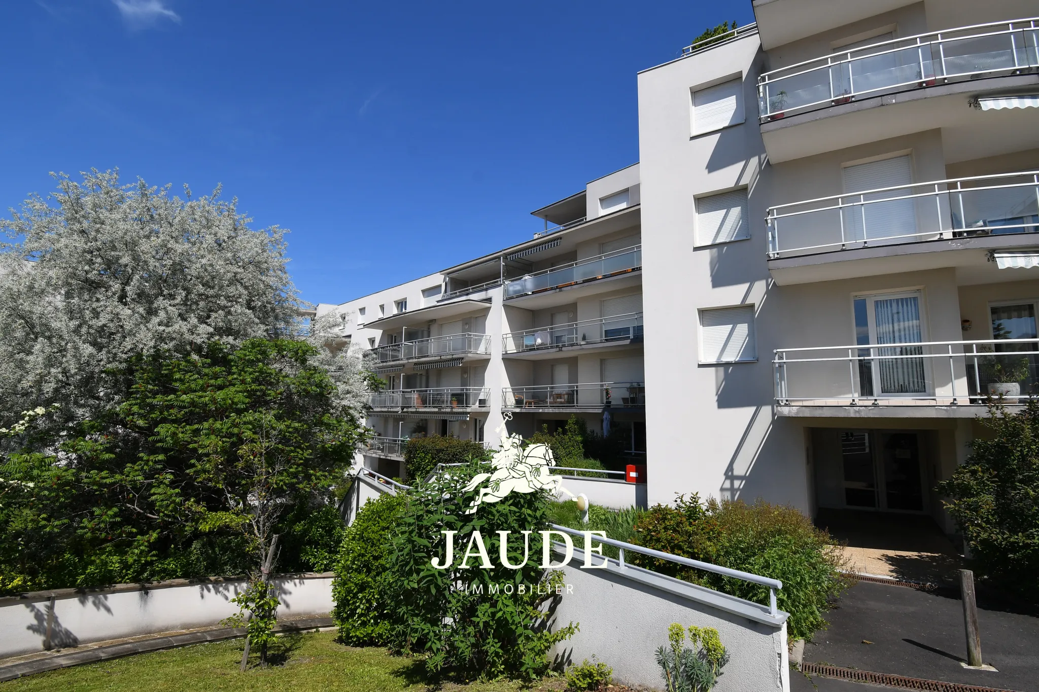 Vente appartement F4 traversant de 87.5 m² avec Terrasse et Garage à Clermont-Ferrand 