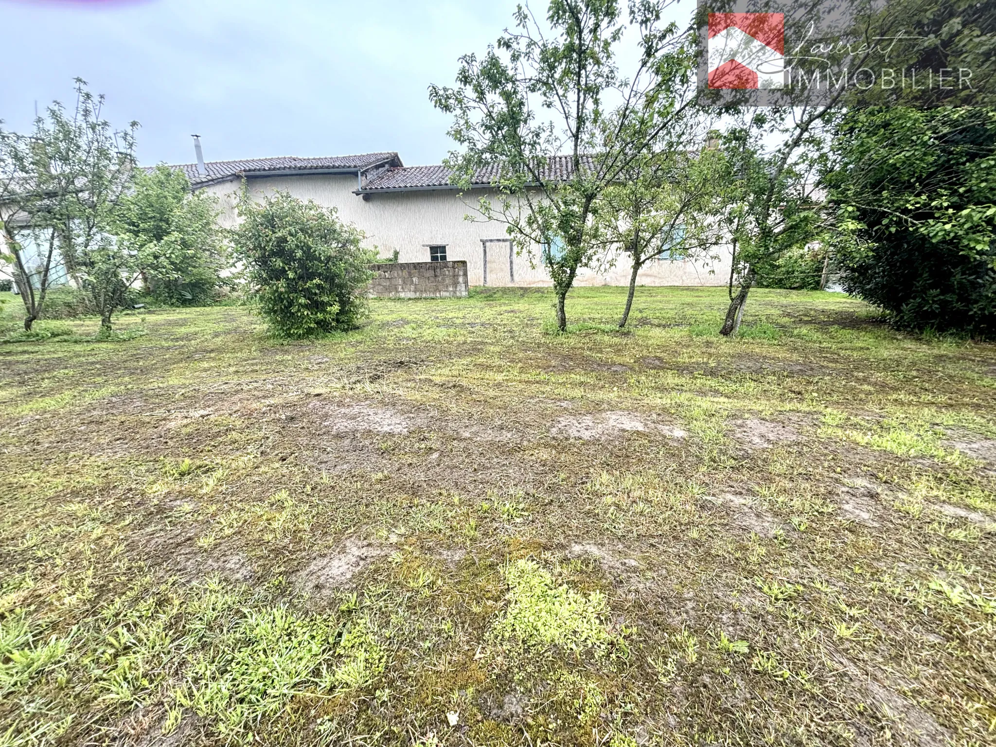 Charmante fermette avec terrain constructible à Ozan 