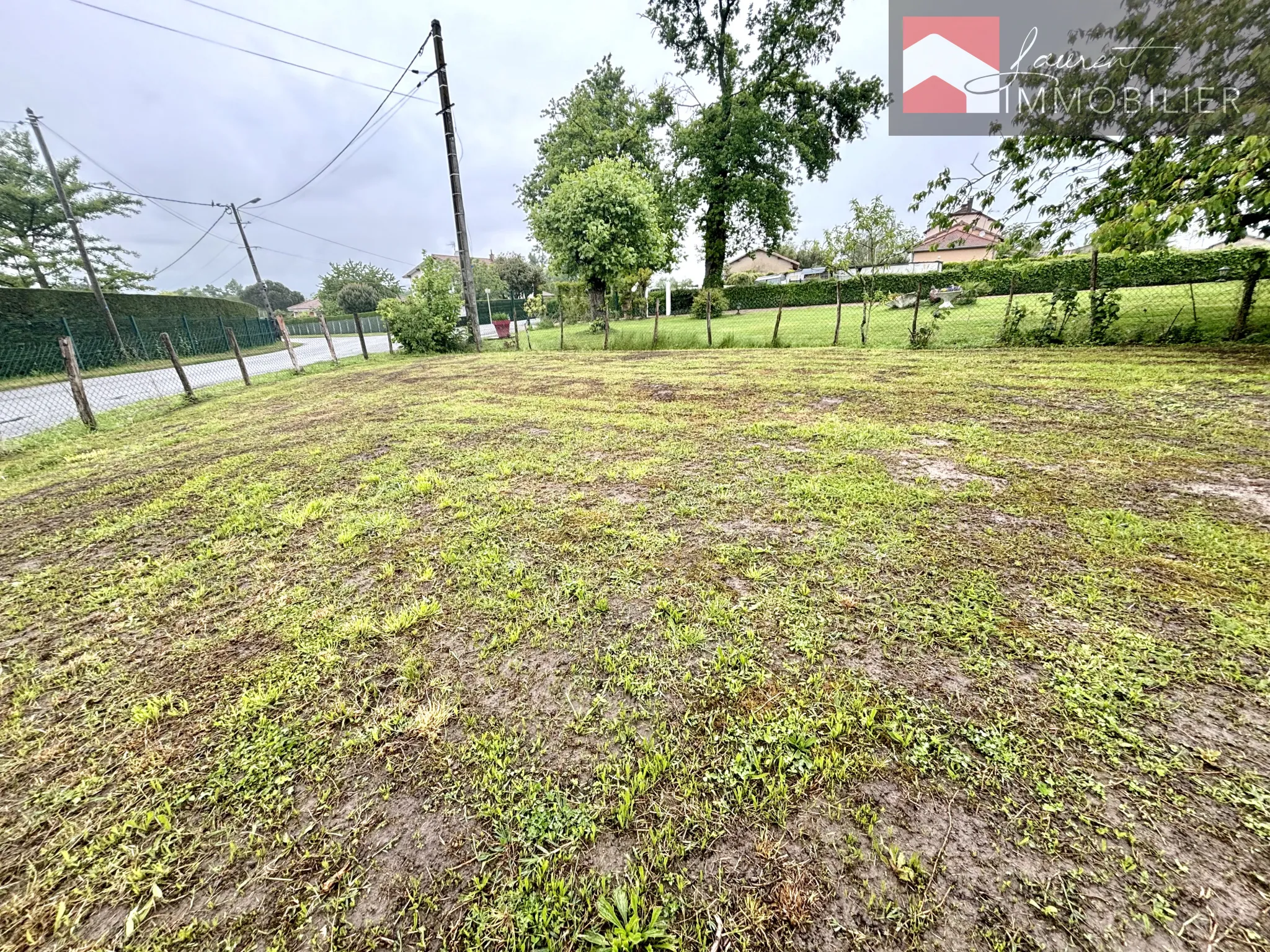 Charmante fermette avec terrain constructible à Ozan 