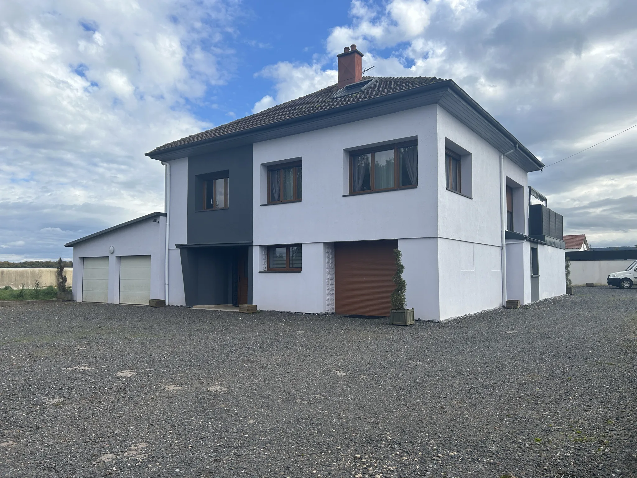 Villa rénovée de 1965 à Epinal - 2 appartements et jardin spacieux 